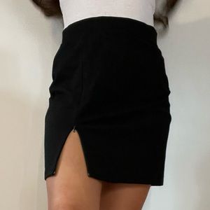 BLACK SKIRT WITH SLIT